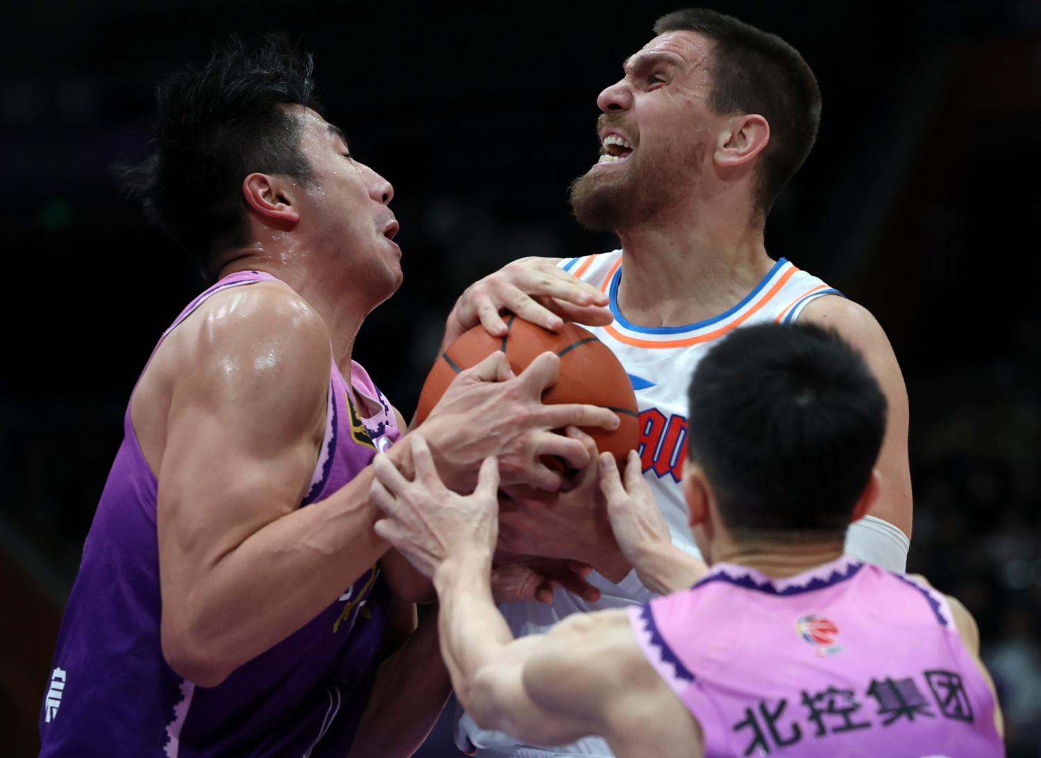 爱游戏体育官方网站-包含今晨密尔沃基雄鹿备战欧篮联，临场应变细节曝光，压力陡增，阵容厚度经受考验的词条